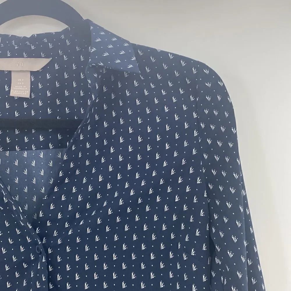 H&M Blue Shite Design Print Blouse size 2 - Picture 2 of 5